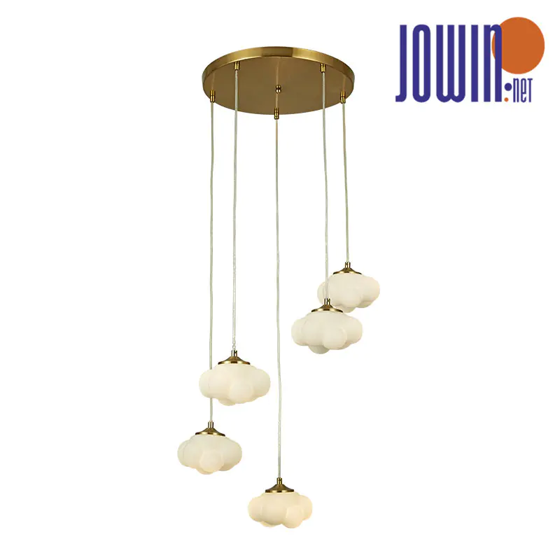 Comment maintenir un pendentif simple en spirale de nuages?